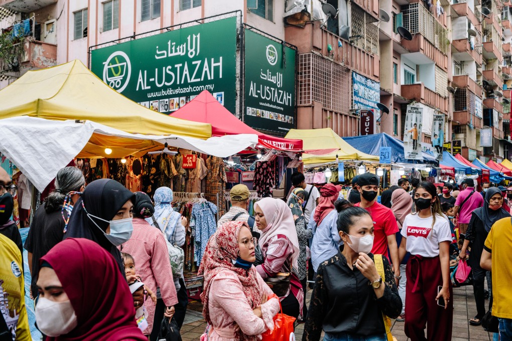 Shoppers in a market in Kuala Lumpur, Malaysia, earlier this year. Analysts think the country will not be hit by recession in the coming months, despite the effects of its biggest trading partner China’s zero-Covid policy. Photo: Bloomberg