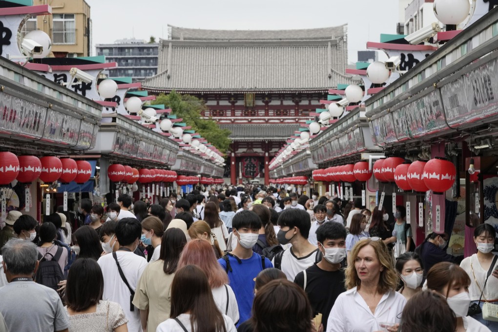 Tourists throng the Nakamise shopping street in downtown Tokyo on September 7. As the yen plunges to its lowest level in decades, the Japanese economy is only now close to shaking off the deflationary impact of the Plaza Accord on currencies signed in 1985. Photo: EPA-EFE