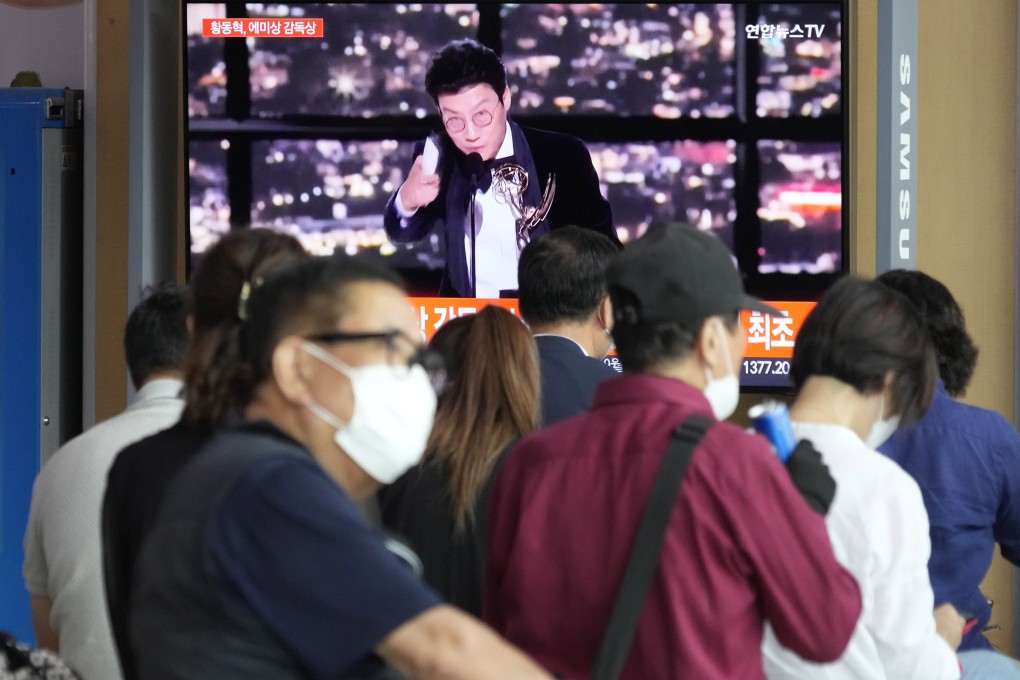 A TV screen shows Squid Game director Hwang Dong-hyuk accepting his Emmy award during a news programme at the Seoul Railway Station in Seoul on September 13. Photo: AP