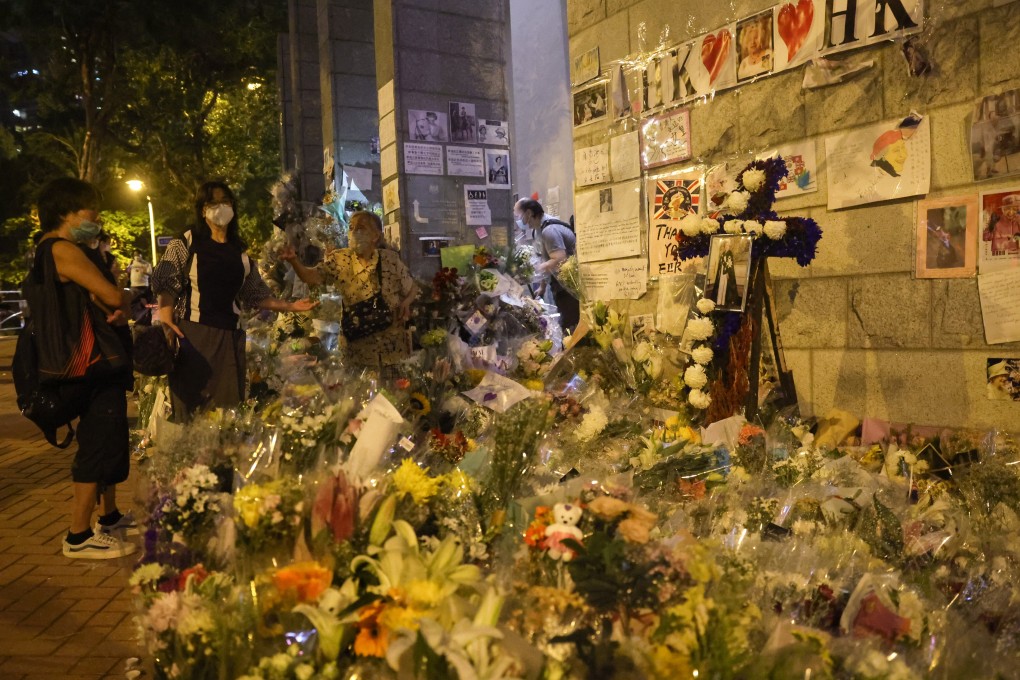 People gather to pay tribute to Queen Elizabeth outside the British consulate in Admiralty. Photo: Edmond So