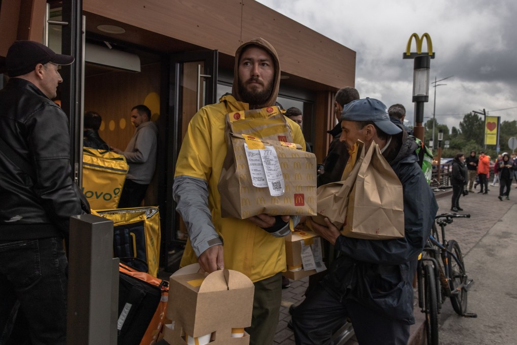 The branches only opened for delivery services but customers waited outside the restaurants anyway to collect their meals. Photo: EPA-EFE