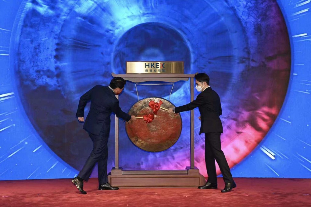 Tencent Music Entertainment Group’s Executive Chairman Cussion Pang Kar-shun (right) and Chief Strategy Officer Tony Yip Cheuk-tung (left) struck the ceremonial gong at the Hong Kong stock exchange to mark the trading debut of their company on 21 September 2022. Photo: Handout