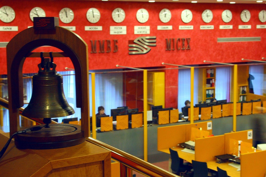 Brokers work inside Russia’s Micex-RTS stock exchange in Moscow in January 2009. Photo: AFP