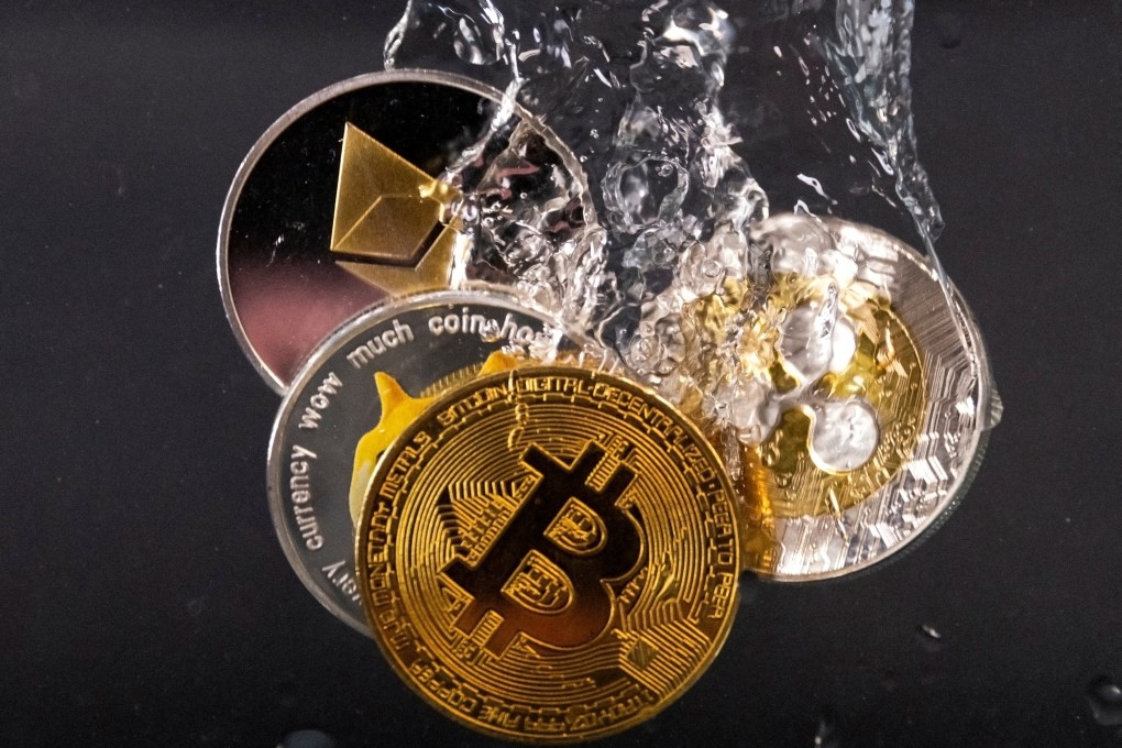 Souvenir tokens representing cryptocurrency networks bitcoin, Ethereum, Dogecoin and Ripple plunge into water in this illustration taken May 17, 2022. Photo: Reuters