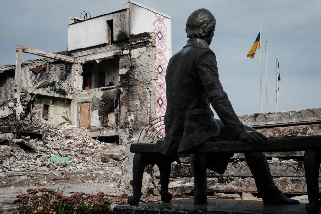 A statue of Ukrainian poet, writer and artist Taras Shevchenko is seen in front of the destroyed Palace of Culture in the retaken city of Derhachi, in the Kharkiv region of Ukraine, on September 20. Photo: AFP
