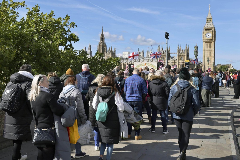 People queue to pay their respects to Queen Elizabeth in London on September 18. Queueing might seem to be a uniquely British custom, but the truth is more complex. Photo: Kyodo