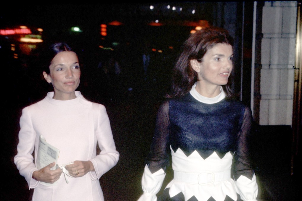 Lee Radziwill and Jackie Onassis at the Alvin Theatre in New York.  City, New York (Photo by Ron Galella/Ron Galella Collection via Getty Images)