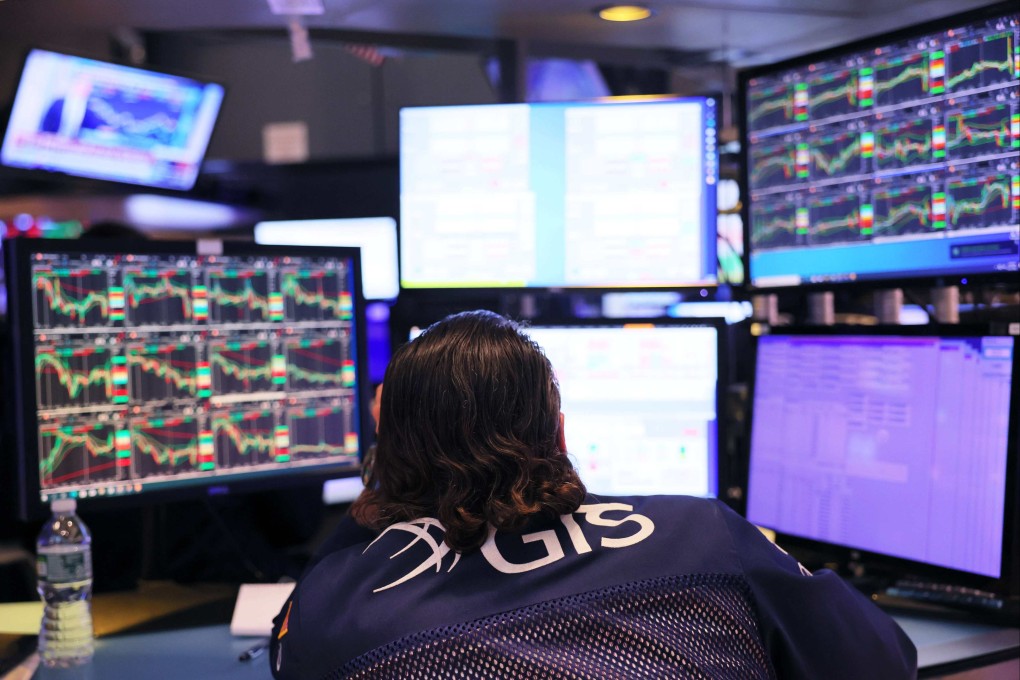 Traders work on the floor of the New York Stock Exchange on September 21, 2022 in New York . Photo: AFP