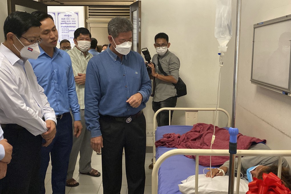 Huoch Chamroeun (centre), governor of Preah Sihanouk province, and Chinese Ambassador to Cambodia Wang Wentian (left) visit Chinese survivors rescued from a sinking boat at a hospital in Preah Sihanouk Province on Saturday. Photo: Preah Sihanouk Provincial Administration via AP