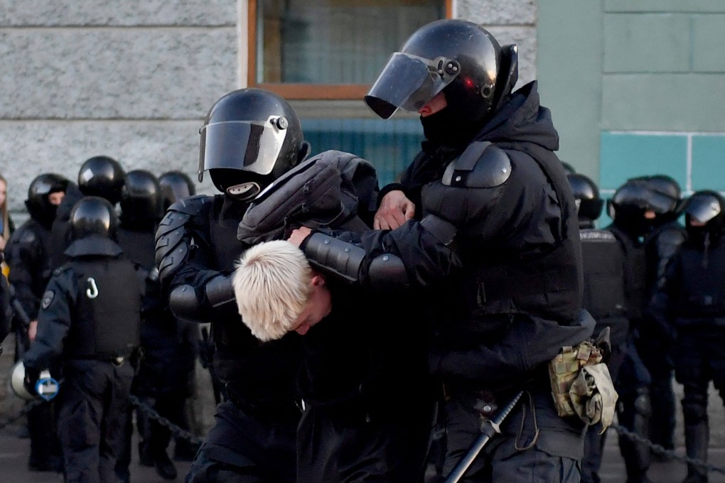 Police officers detain a man in Saint Petersburg on September 24, 2022. Photo: AFP