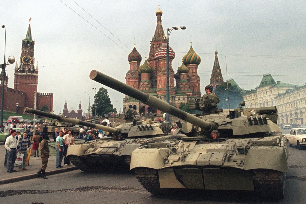 Soviet Army tanks parked near an entrance to the Kremlin in Moscow after a coup toppled President Mikhail Gorbachev in August 1991. 
Photo: AFP