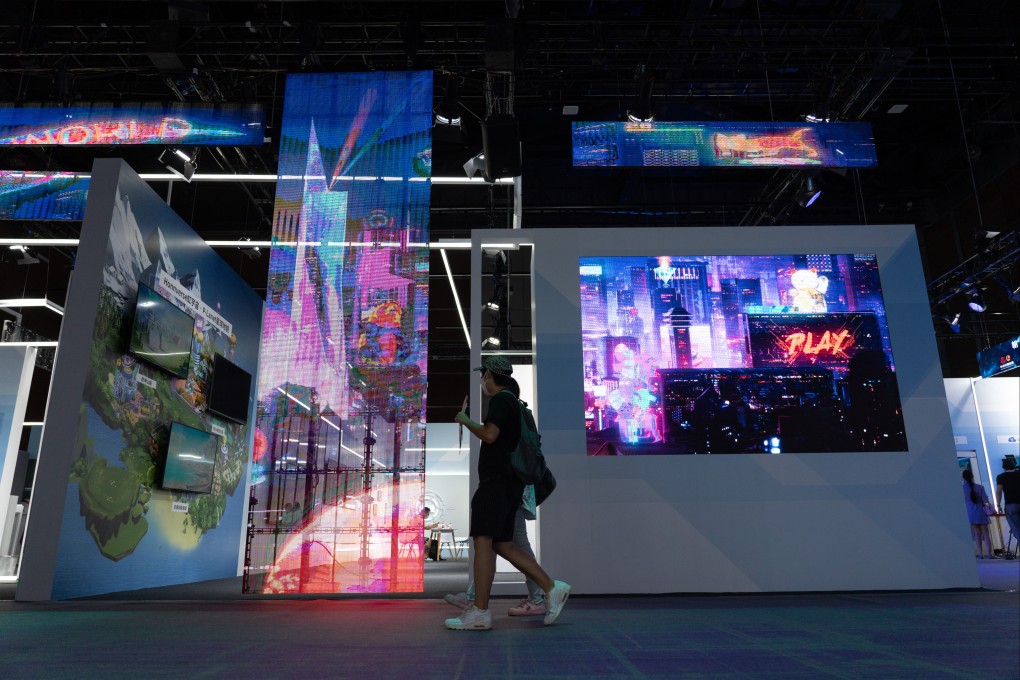 People visit the experience hall of metaverse technologies at the Global Digital Economy Conference, July 28, 2022 in Beijing. Photo: Xinhua
