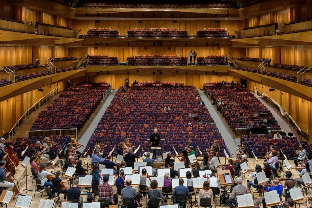 Jaap van Zweden conducts the New York Philharmonic orchestra during a rehearsal at the revamped David Geffen Hall in the Lincoln Center, New York, on September 19, 2022. Photo: AFP