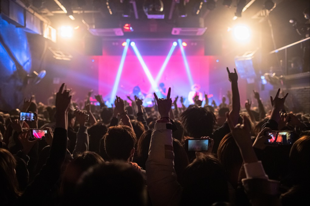 People cheer at a live concert in Wuhan, capital of central Hubei province, on December 30, 2020.Streaming of live online performances, such as concerts, music festivals and operas, shall be conducted in “delayed” mode, according to a proposed regulation. Photo: EPA-EFE
