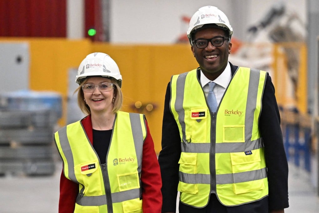 British Prime Minister Liz Truss (left) and Chancellor of the Exchequer Kwasi Kwarteng smile for the cameras during a visit to Berkeley Modular in Northfleet, England, on September 23. Photo: AFP