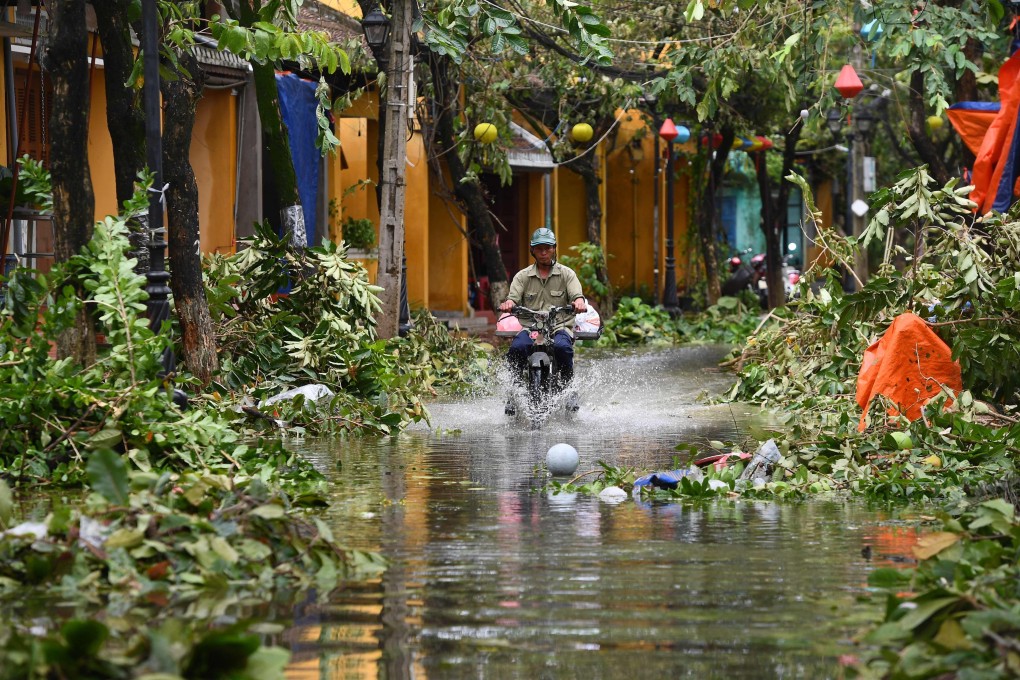 A man rides a motorbike through a flooded street in Hoi An city, Quang Nam province, after Typhoon Noru slammed into Vietnam’s central coast overnight. Photo: AFP