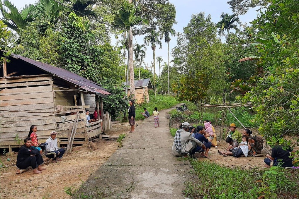 People gather outside their homes following an earthquake off Indonesia’s Mentawai Islands off West Sumatra province on September 11, 2022. Photo: AFP