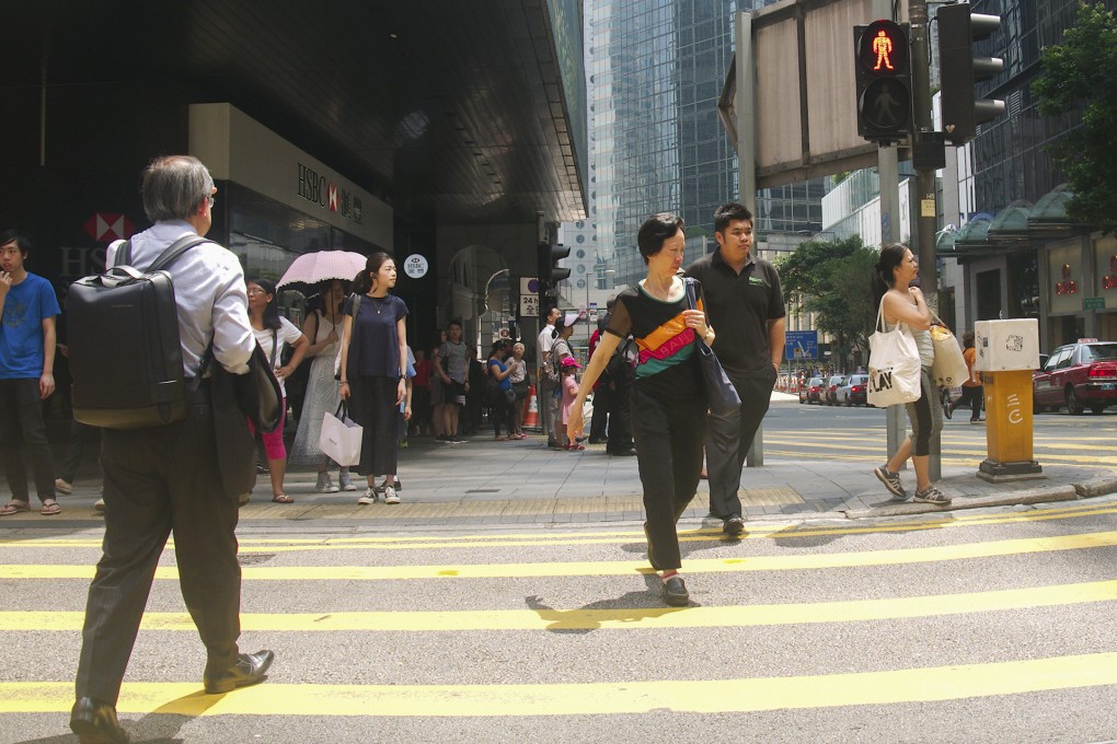 Jaywalkers at junction of Queens Road Central and Wyndham Street in Hong Kong. Photo: Stuart Heaver
