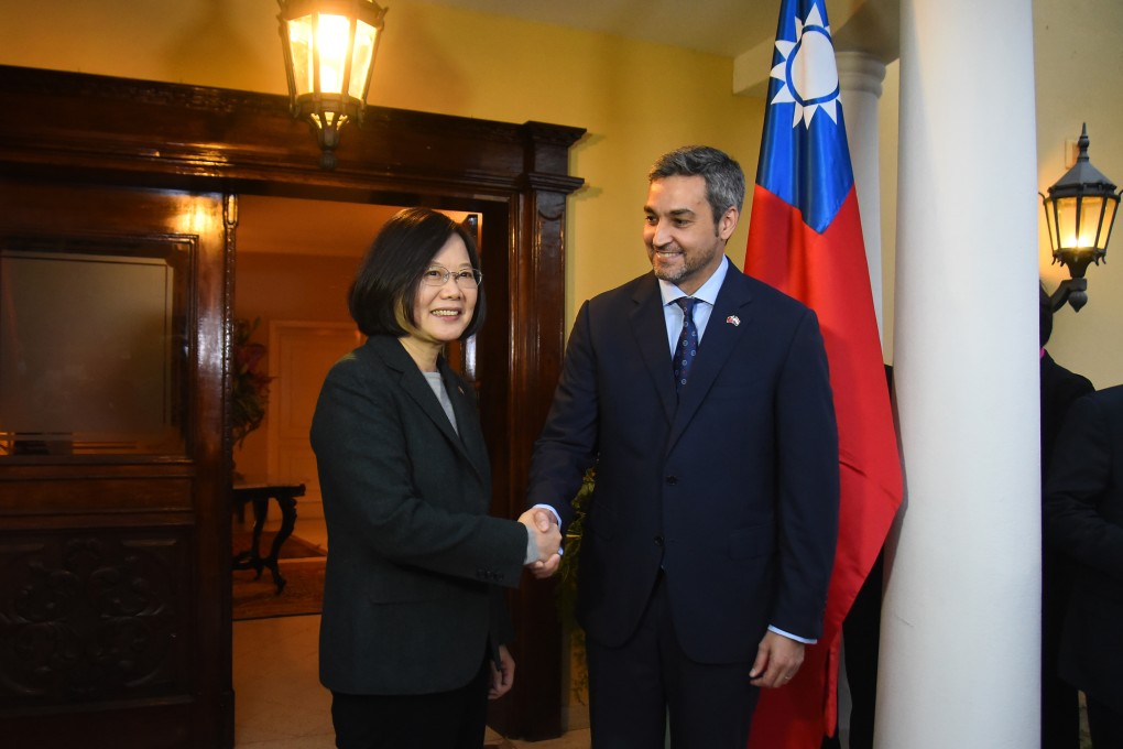 Paraguay’s President-elect Mario Abdo Benitez (R) greets Taiwan’s President Tsai Ing-wen at his house, on August 14, 2018, in Asuncion. Photo: AFP