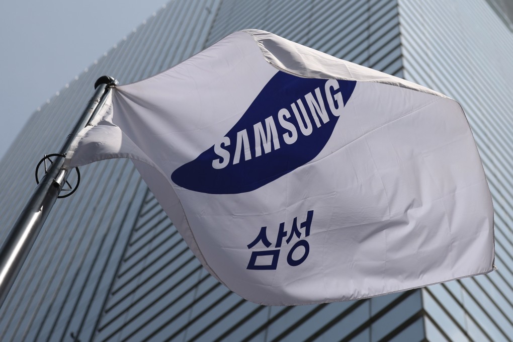 A flag of Samsung Electronics, the world’s largest chip maker by revenue, flutters outside its building in Seoul on April 28, 2022. Photo: EPA-EFE
