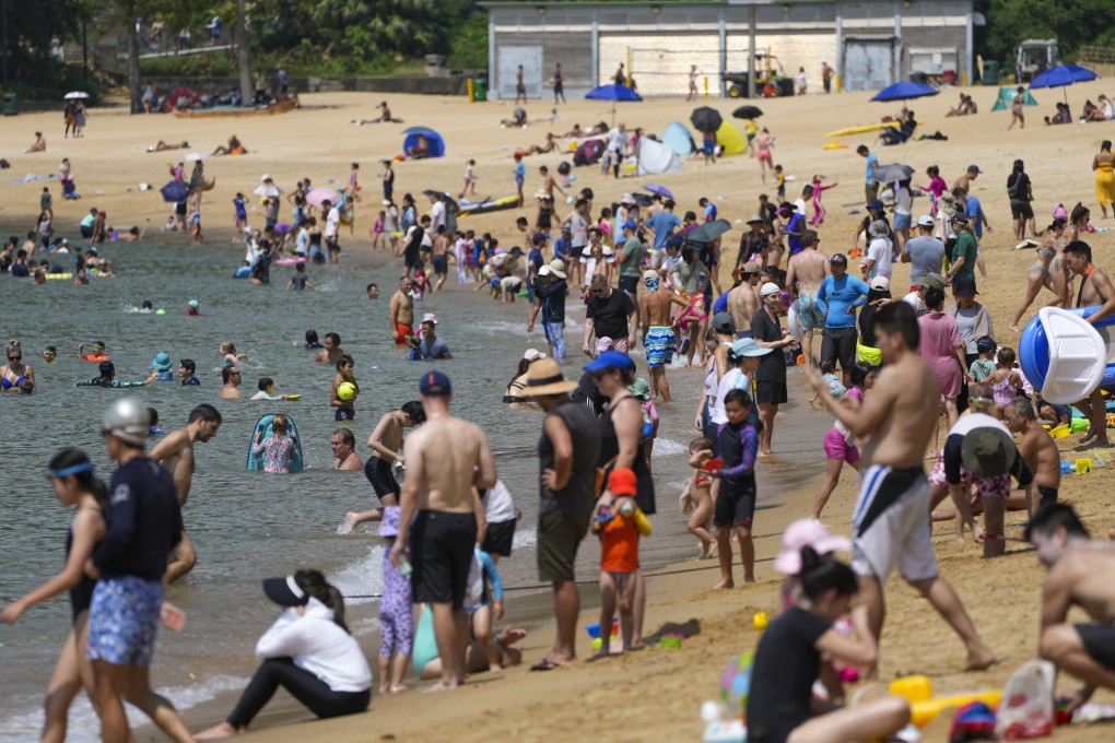 Residents flock to Repulse Bay on Tuesday. Photo: Sam Tsang