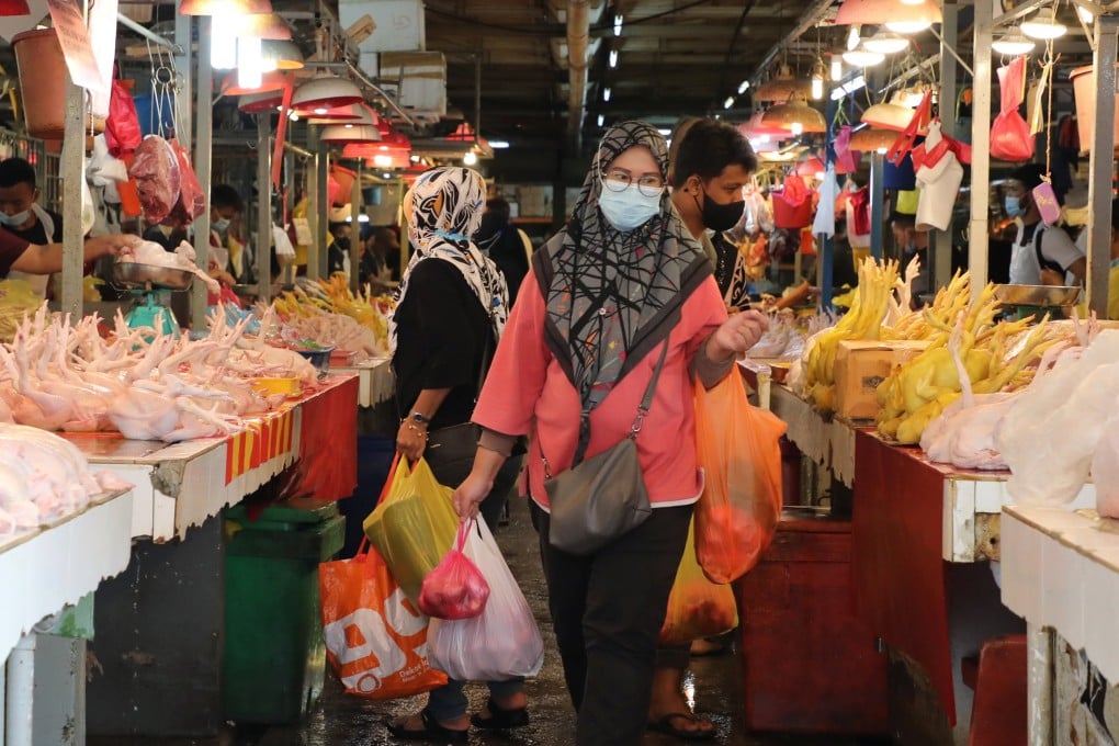 Shoppers wear masks at a market, amid the pandemic in Kuala Lumpur, Malaysia. Photo: Reuters/File
