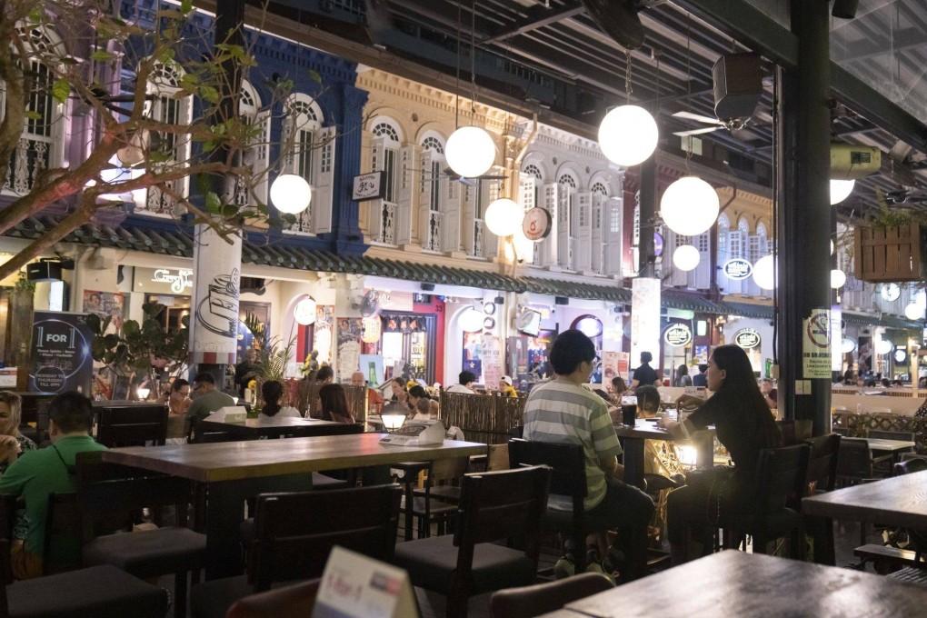 People dine at a restaurant in Singapore. File photo: Bloomberg