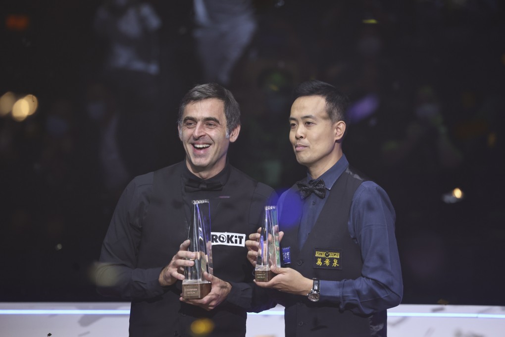 Ronnie O’Sullivan and Marco Fu receive their winner and runner-up trophies respectively after the Hong Kong Masters final. Photo: K.Y. Cheng