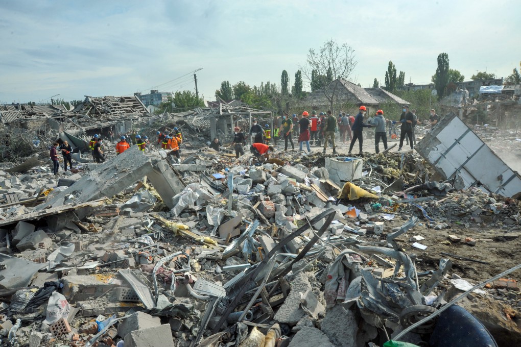 Ukrainian emergency personnel and volunteers work to clear debris after houses were destroyed by Russian air strikes. Photo: dpa