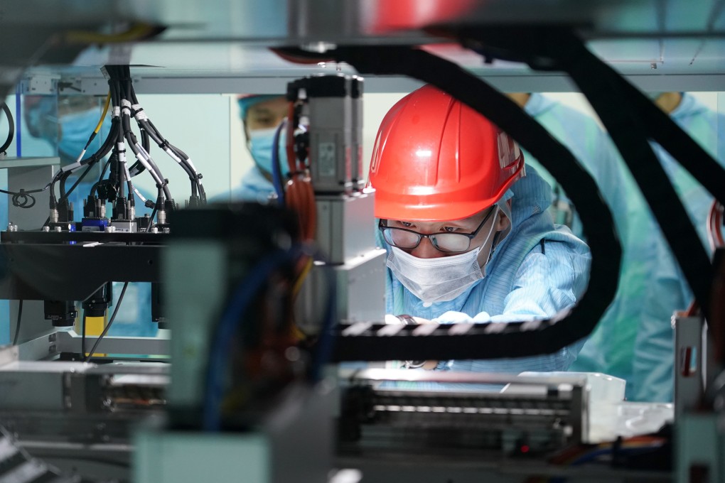 A worker monitors a machine at a workshop of LONGi Solar Technology in Xixian New Area in northwest China’s Shaanxi Province on September 28, 2022.
Photo: Xinhua