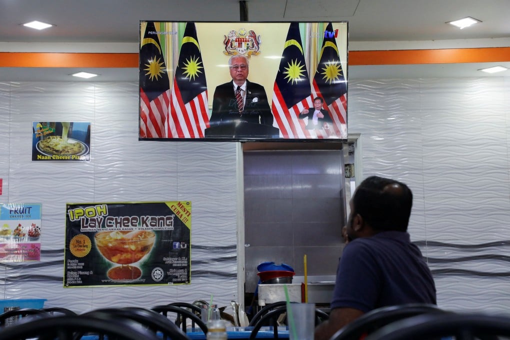 A customer at a restaurant watches the announcement made Malaysian Prime Minister Ismail Sabri Yaakob dissolving the parliament and calling for general elections at Kuala Lumpur, Malaysia on October 10, 2022. Photo: Reuters