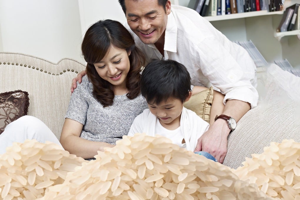 Chinese social media has criticised a father who helped his child count 10,000 grains of rice for his homework. Photo: SCMP composite