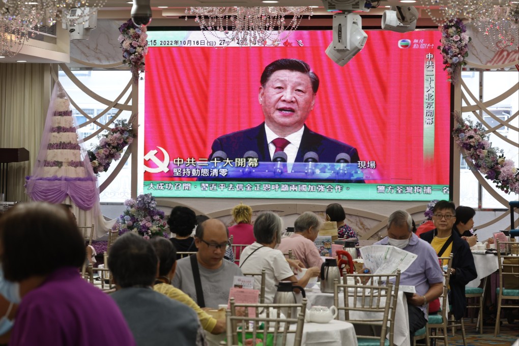 Hongkongers watch Chinese President Xi Jinping deliver his opening speech for the Communist Party’s 20th congress. Photo: K. Y. Cheng