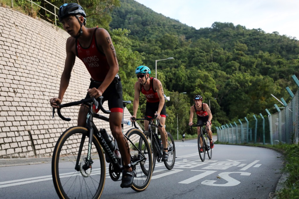 Nicholas Tsang (middle) won the race from behind at the Hong Kong Triathlon Championships in Tai Mei Tuk.  

16OCT22 SCMP/Xiaomei Chen