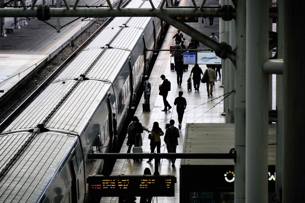 Commuters stand on a platform as they wait to board a Korea Train Express in Seoul on October 14, 2022. Photo: AFP
