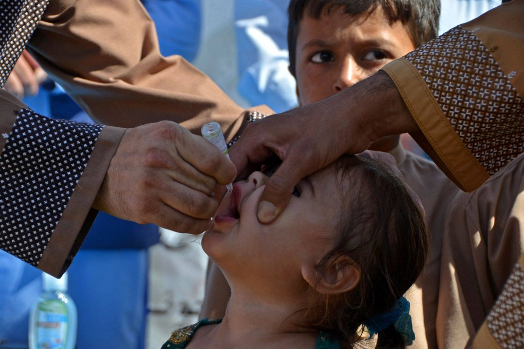 A health worker administers polio vaccine drops to a child during a vaccination campaign in Kandahar, Afghanistan on September 19. Photo: AFP
