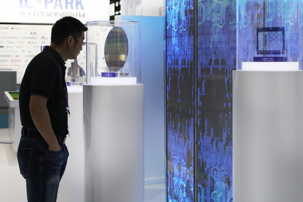 A visitor studies a silicon wafer at the 17th China International Semiconductor Expo in Shanghai, Sept. 3, 2019. Photo: Xinhua