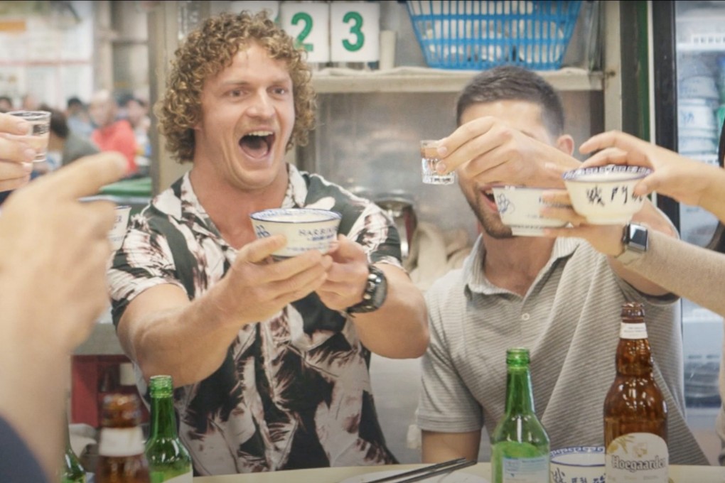 Australian rugby star Nick “Honey Badger” Cummins (left) at the now-closed Tung Po Kitchen in a promotional video for the Hong Kong Tourism Board. Photo: Youtube / HKTB