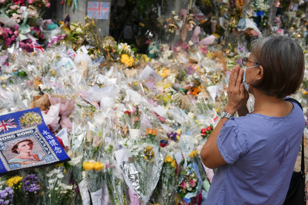 People leaving floral tributes to Britain’s Queen Elizabeth outside the British Consulate in Admiralty on September 19. Photo: Sam Tsang