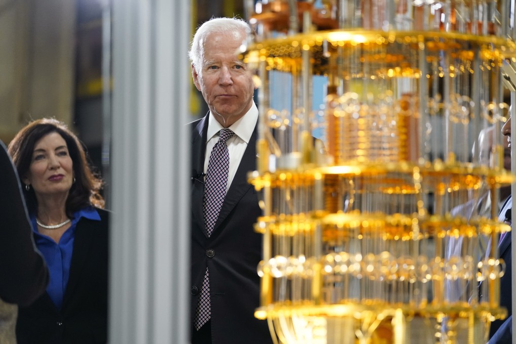 US President Joe Biden looks at the IBM System One quantum computer with New York Governor Kathy Hochul during a tour of an IBM facility in Poughkeepsie, New York, on October 6, 2022. Photo: AP