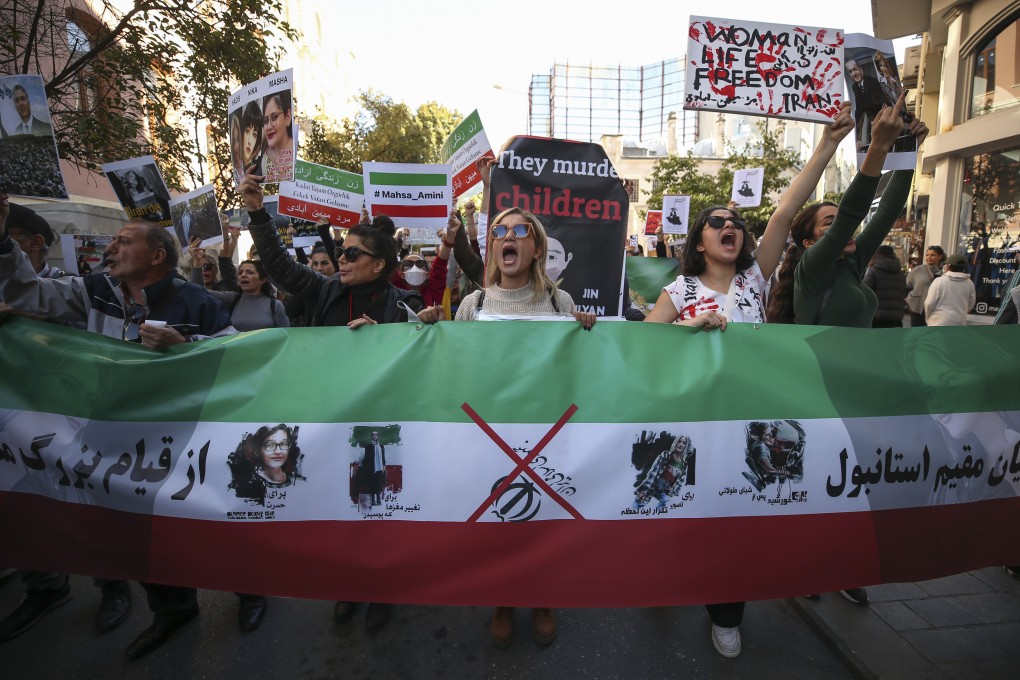 Iranian women shout slogans during a demonstration outside the Iranian consulate in Istanbul, Saturday, October 22, 2022. Photo: AP