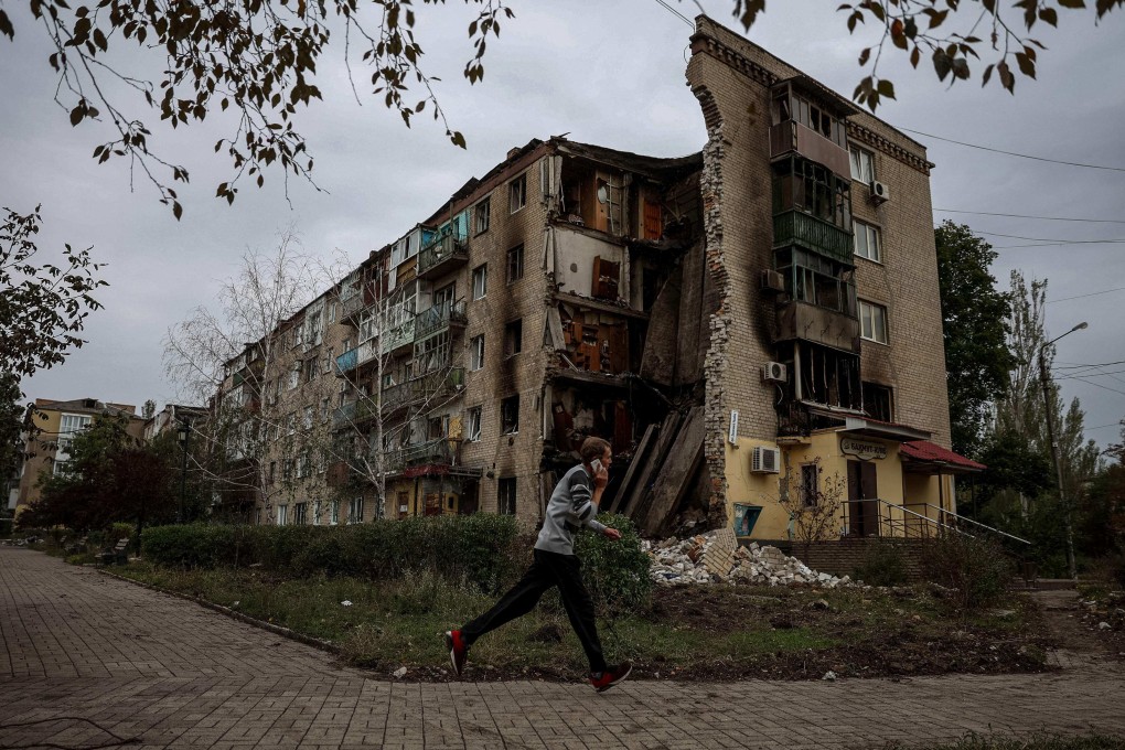 A man runs in front of a destroyed apartment building in Bakhmut, Donetsk region on September 26, 2022, amid Russia’s invasion of Ukraine. Photo: AFP/File