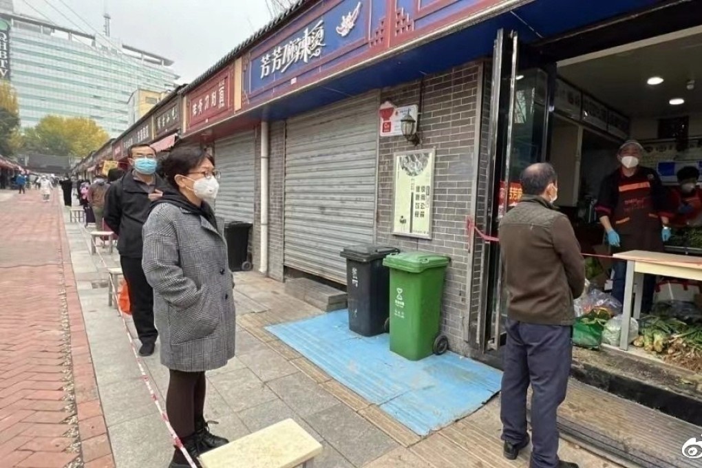 Residents queue for food in the northwestern city of Xining, where some vegetable and fruit shops were closed because of a Covid-19 outbreak. Photo: Weibo