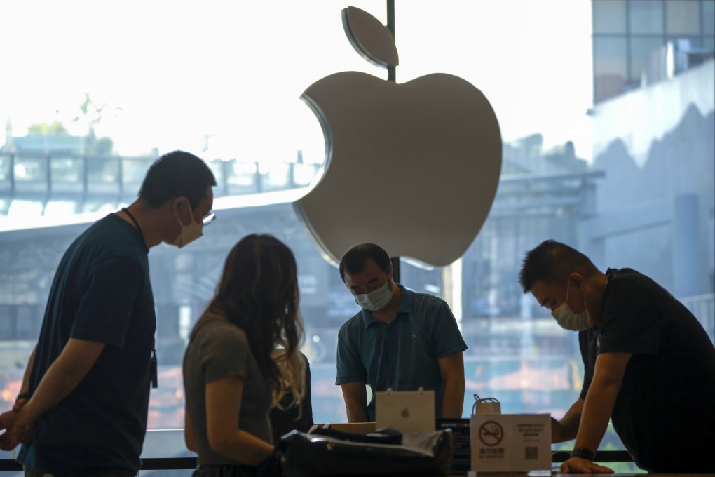 Customers shop at an Apple Store on the first day of sales for the iPhone 14 in Beijing, September 16, 2022. Photo: AP