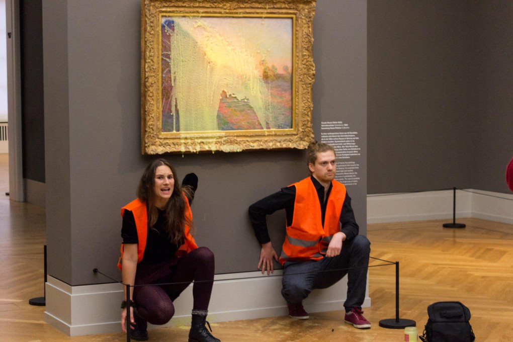Climate change activists from the “Last Generation” group glue themselves under a painting from Monet’s Haystacks series after throwing mashed potatoes at the artwork in the Barberini museum in Potsdam, Germany, on October 23, 2022. Photo: AFP
