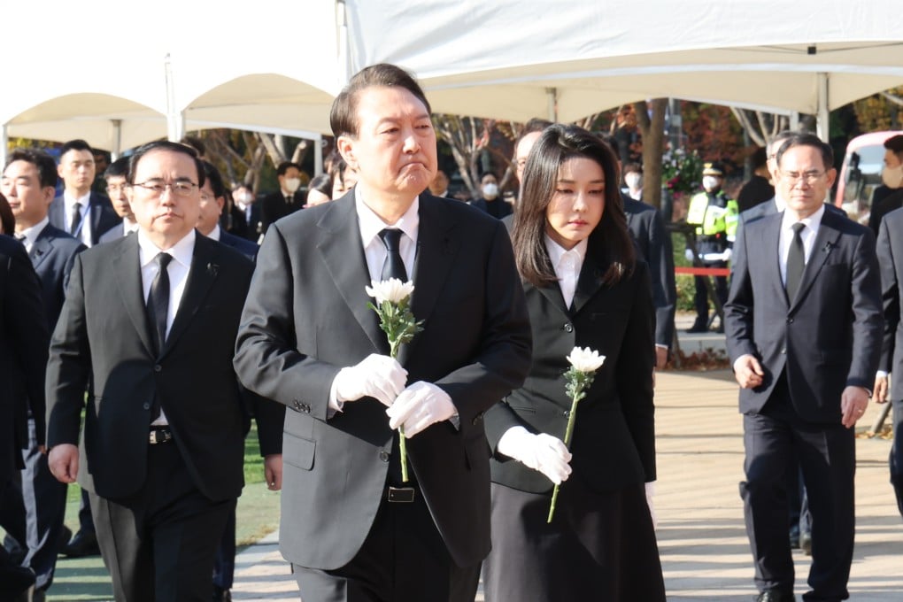 South Korean President Yoon Suk-yeol and his wife Kim Keon-hee offer flowers at a joint memorial altar for the victims of a Halloween stampede in Seoul’s Itaewon district that claimed 154 lives, including 26 foreigners. Photo: dpa