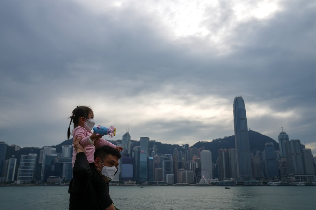 The Hong Kong Observatory issues the No 3 typhoon warning signal as Severe Tropical Storm Nalgae edges closer to the city. Photo: Sam Tsang