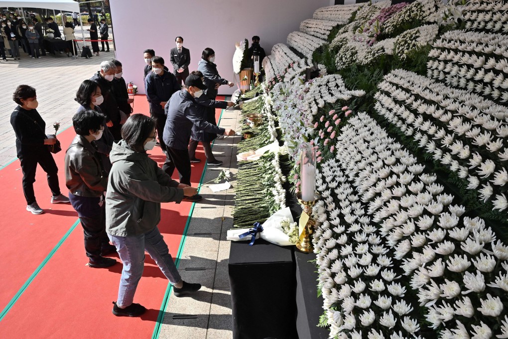 Mourners pay tribute in front of a joint memorial altar for victims of the deadly Halloween crowd surge outside the city hall in Seoul on Monday. Photo: AFP/Getty Images/TNS