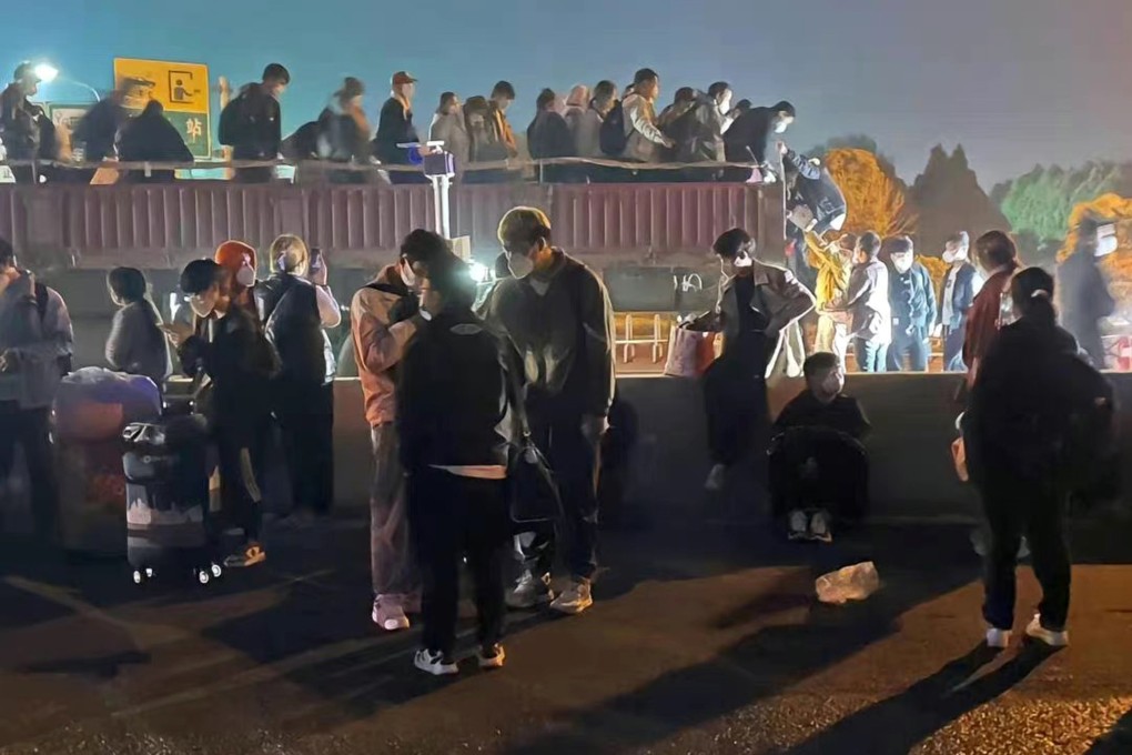 Chinese authorities have imposed a seven-day lockdown in an area surrounding the world’s largest iPhone factory in the central province of Henan after many workers had tried to leave the facility. Photo: Weibo