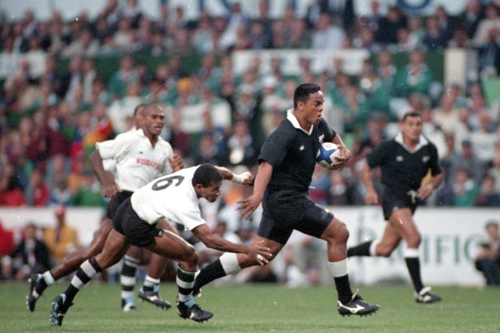 New Zealand’s Jonah Lomu sprints away from Fiji’s Waisale Serevi in the 1995 Cup final in Hong Kong. Photo: SCMP